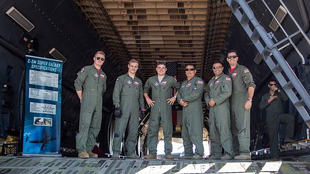 Na snímku posádka C-5M Super Galaxy v Ostravě na Dnech NATO. Americký dopravní letoun umožňuje přepravu až 130 tun nákladu. Umožňuje transport například několika bojových vrtulníků, tanků, či jiných vojenských strojů současně. 