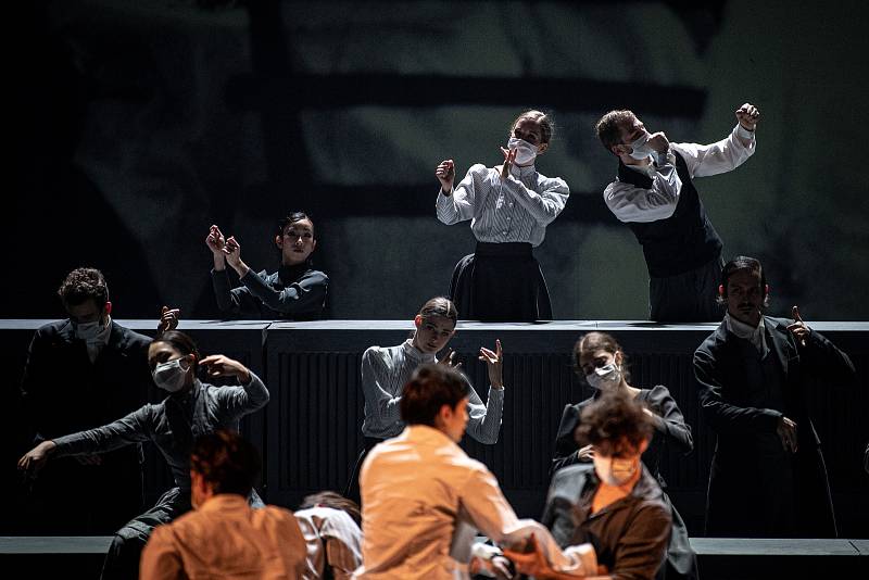 Členové baletního souboru NDM (Národní divadlo moravskoslezské) zkoušejí balet Mahlerovy vzpomínky na scéně Divadla Jiřího Myrona, 18. března 2021 v Ostravě.