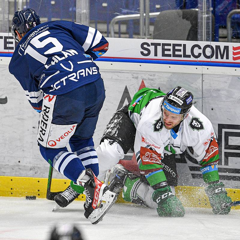 Utkání 22. kola hokejové extraligy: HC Vítkovice Ridera - BK Mladá Boleslav, 5. listopadu 2021 v Osravě. (zleva) Petr Chlán z Vítkovic a Tomáš Pospíšil z Boleslavi.