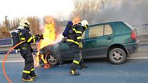 K požáru staršího osobního vozidla Volkswagen Golf vyjížděli ve čtvrtek ostravští hasiči.