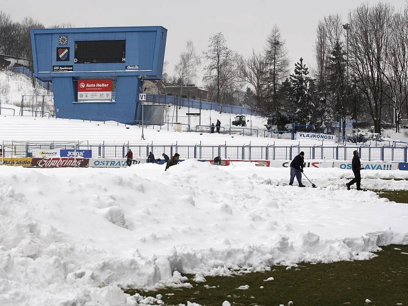 Nedělní sněhová kalamita zapříčinila odložení utkání 21. kola fotbalové ligy mezi Baníkem Ostrava a Jihlavou.