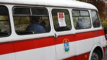V rámci akce Totalitní městečko k výročí sametové revoluce se mohli zájemci v centru Ostravy povozit historickým autobusem dopravního podniku.