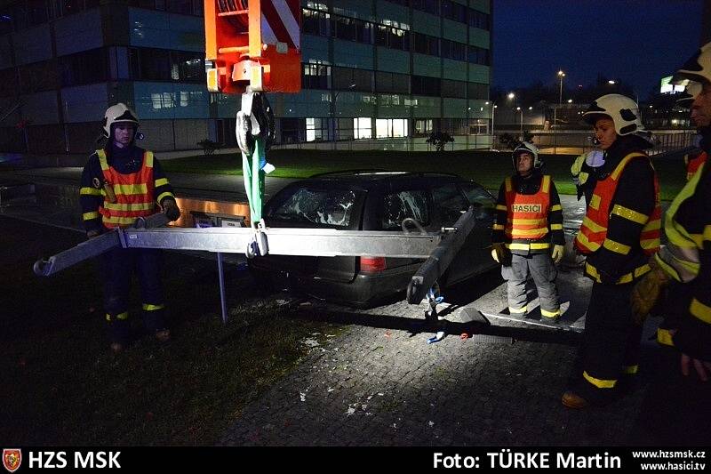 Dramatická honička v Ostravě skončila nehodou, při které třicetiletý řidič fordu vjel do fontány. Auto museli vyprostit hasiči.