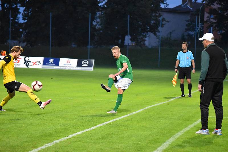 Fotbalisté Petřkovic (ve žluto-černém) při výhře 2:1 v Hlučíně (3. 10. 2020).