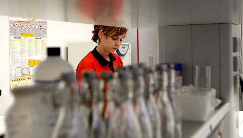 Kontrolní laboratoř, která nepřetržitě dohlíží na všechny fáze výroby piva v pivovaru Ostravar.
