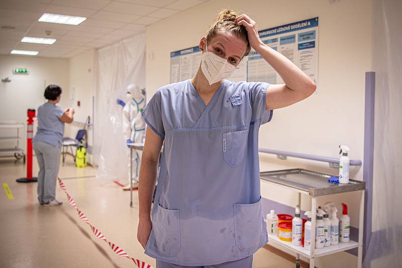 Studentka medicíny Mikki Pospech pomáhá na provizorním kovidovém oddělení (původně Chirurgie A) v nemocnici AGEL Ostrava-Vítkovice, 30. října 2020 v Ostravě.