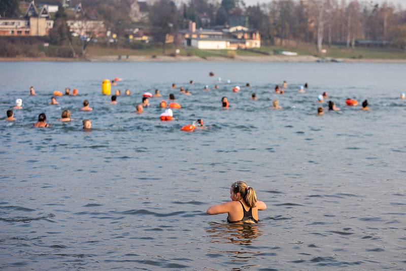 Charitativní plavecká akce Kamilovy míle, kterou uspořádal spolek plavců Zimní koupelníci, 13. listopadu 2021, Žermanická přehrada.