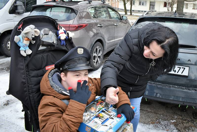 Borisek (na snímku s maminkou) dostal spoustu dárků k narozeninám. Největší radost mu udělala policejní čepice.