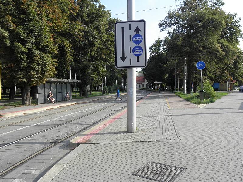 U tramvajové zastávky ve směru do centra Ostravy byly skleněné tabule nahrazeny perforovaným plechem.