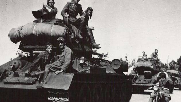 1. československá samostatná tanková brigáda postupovala od Hrabyně, jež je na významném strategickém kopci a byla největší překážkou postupu na Ostravu, do velké Polomi.