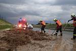 Na silnici I/11 - tedy na “prodloužené Rudné” - se vlivem silného deště sesul svah na komunikaci. Hasiči odstranili nánosy bláta a oba jízdní pruhy uvolnili.