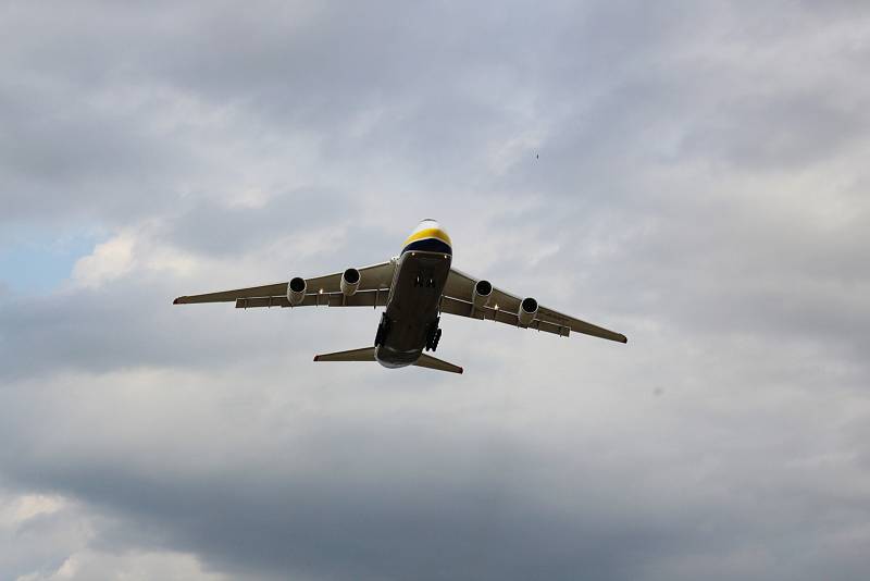 Přílet An-124 Ruslan na ostravské letiště v Mošnově 25. 8. 2017. 