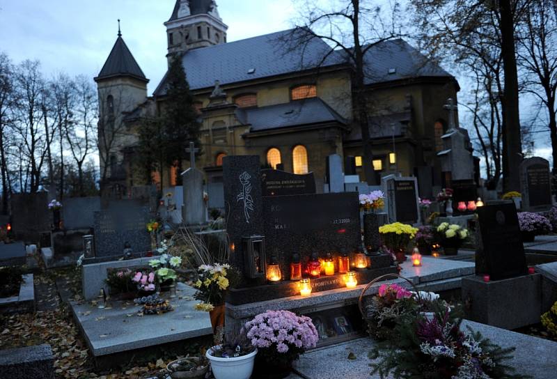 Na Památku zesnulých a dny kolem ní lidé více než kdy jindy navštěvují hroby, pokládají na ně květiny a věnce a zapalují u nich svíčky, které jsou symbolem života. Myslí na ty, co odešli nebo se za ně modlí.