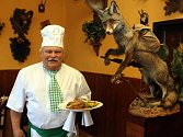 Majitel restaurace ve Slezské Ostravě Rudolf Dvořáček (na snímku) si v období zvěřinových hodů obléká kuchařskou čepici a zástěru a pochoutky sám připravuje.