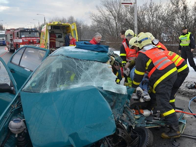 Páteční dopravní nehoda na Rudné. Řidiče museli vyprostit hasiči. 