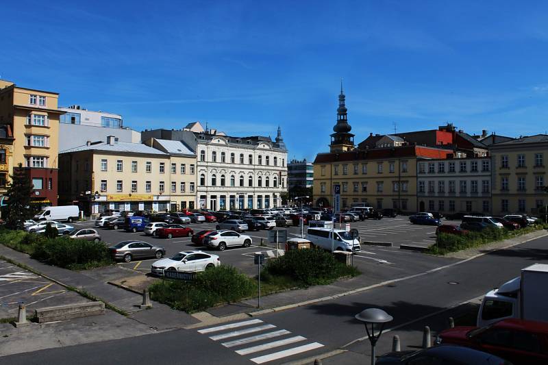 Místo parkoviště u Ostravského muzea vyroste rozsáhlý bytový dům s podloubím a podzemním parkovištěm. Bytové domy vzniknou i na dvou dalších místech - u kostela a u jatek. To by měly být nové adresy pro bydlení v centru Ostravy. 