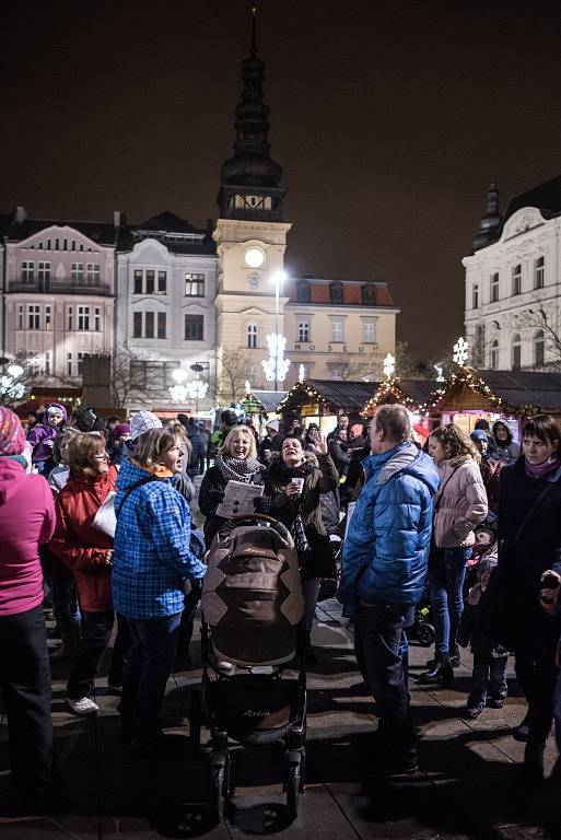 Akce Česko zpívá koledy v Ostravě na Masarykově náměstí.