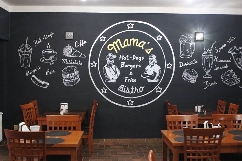 Mama‘s bistro. Novinkami jsou mimo jiné černá výmalba, nové logo s podobiznami bratrů Kaňákových, změny v jídelníčku a samozřejmě tři hvězdy u vstupu. 