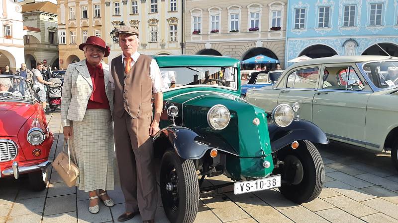 V Novém Jičíně na náměstí končila v úterý svatováclavská jízda automobilových veteránů. Miluše a Jaroslav Vlčkovi a jejich Tatra 54.