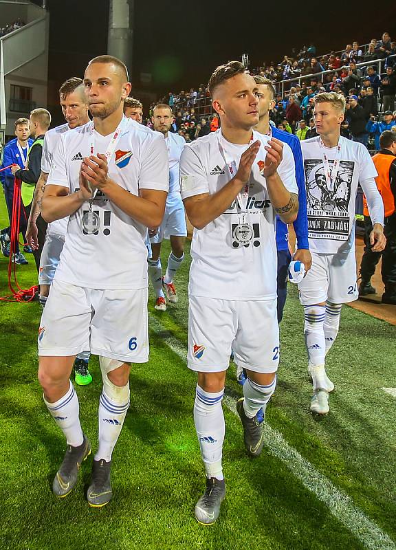 Finále fotbalového poháru MOL Cupu, Baník Ostrava - Slavia Praha 22.května 2019 v Olomouci. Na snímku Denis Granečný z Baníku Ostrava, Daniel Holzer z Baníku Ostrava a Václav Procházka z Baníku Ostrava.