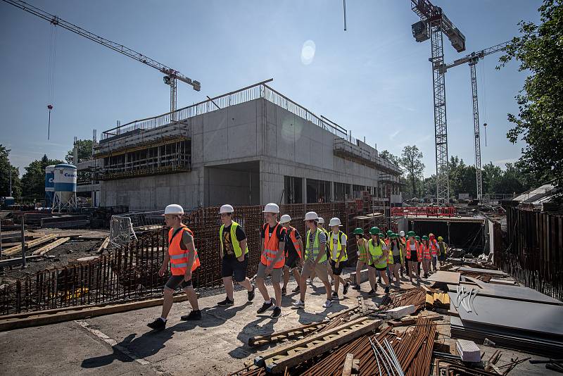 Studenti střední průmyslové školy stavební z Havířova si prohlédli stavbu kampusu na Černé Louce, 28. června 2021 v Ostravě.