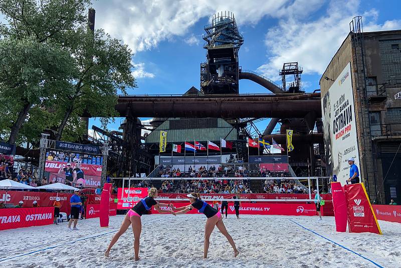 Turnaj Pro Tour kategorie Elite v plážovém volejbale J&T Banka Ostrava Beach Pro, 26. května 2022 v Ostravě. (zleva) Marie-Sara Štochlová a Barbora Hermannová z České republiky