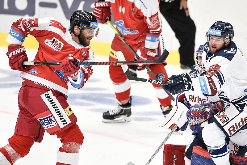 Utkání 1. kola hokejové extraligy: HC Vítkovice Ridera - HC Olomouc, 13. září v Ostravě. Na snímku (zleva) Jan Knotek a Petr Šidlík.