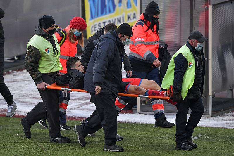 Utkání 17. kola první fotbalové ligy: FC Baník Ostrava – FC Victoria Plzeň, 31. ledna 2021 v Ostravě. Zraněný hráč Jan Kovařík z Plzně.