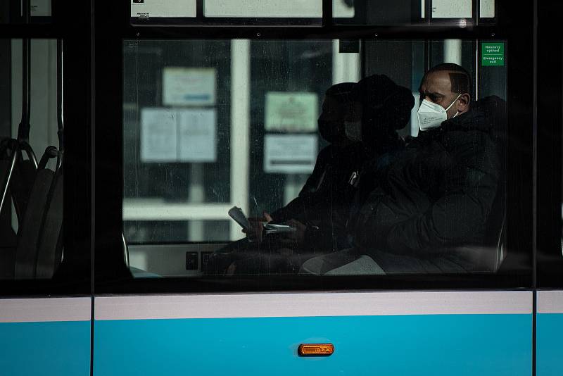 Muž s respirátorem v MHD, 25. února 2021 v Ostravě. Kvůli koronavirové epidemii začala platit povinnost na frekventovaných místech nosit respirátor nebo dvě jednorázové zdravotnické roušky přes sebe.