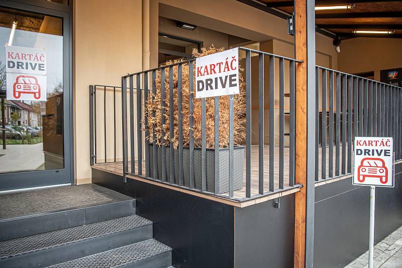 Restaurace Kartáč má výdejní místo drive-in, 16. listopadu 2020 v Ostravě.