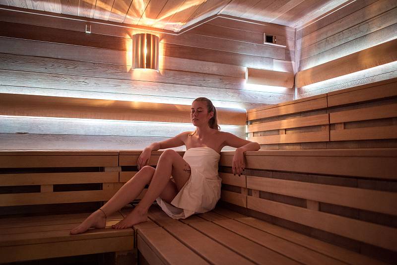 K sauně v ostravské Čapkárně patří příjemné prostředí recepce, ochlazovací bazén, odpočívárna či další relaxační procedury.