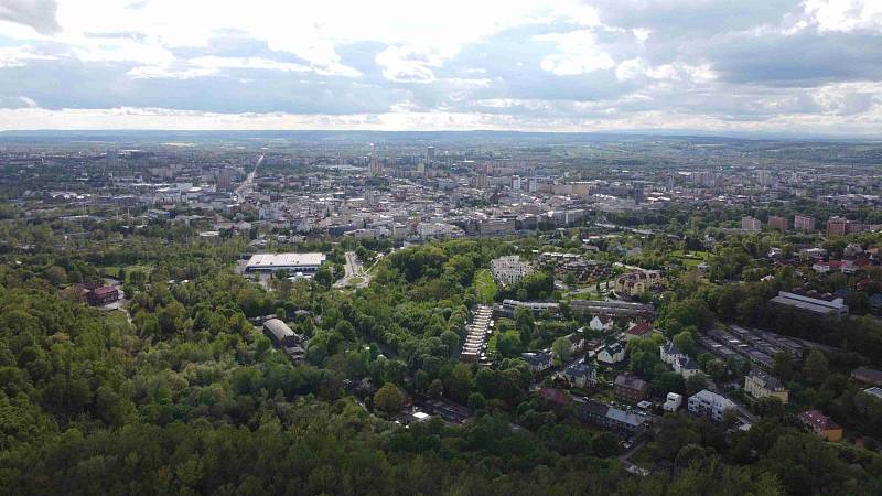 Výhledy z Haldy Ema nabízejí pohled na město Ostrava, Beskydy, Nízký Jeseník a ještě dál.