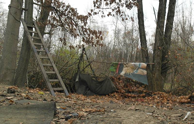 Stav vystěhované „kolonie“ bezdomovců na Zárubku ve Slezské Ostravě: chatrče zmizely, spousta nepořádku ale ještě zůstala.