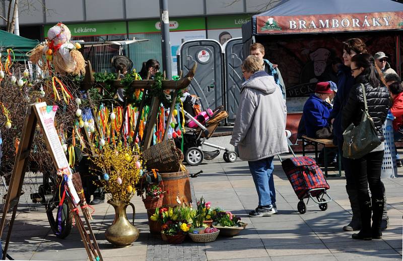Velikonoční trhy na Masarykově náměstí v centru Ostravy, březen 2016. 