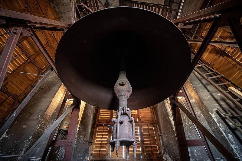 Zvon v Katedrále Božského Spasitele, březen 2021 v Ostravě.
