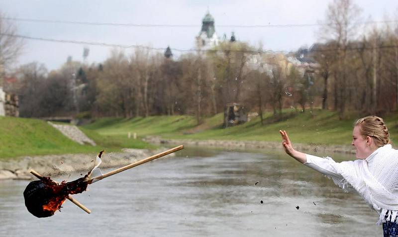 Vodáci, turisté, trampové a milovníci folkloru se v sobotu setkali u soutoku řek Ostravice a Lučiny v Ostravě, aby otevřeli ostravské vodácké stezky pro rok 2010.