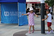 Na Masarykově náměstí v Ostravě mohou lidé v těchto dnech potkávat pracovníky Sdružení SOS dětských vesniček. 