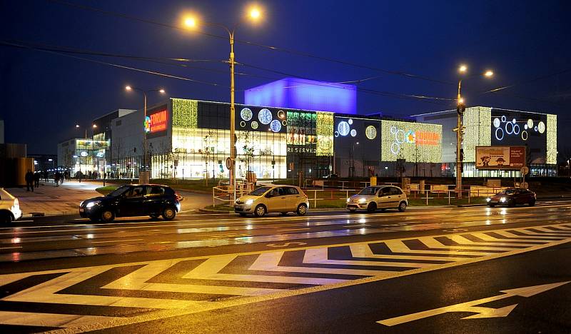 Obchodní centrum Nová Karolina už září vánoční výzdobou.