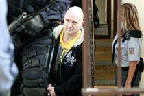 Doživotně odsouzeného Rudolfa Fiana přivedla ke Krajskému soudu v Ostravě ozbrojená vězeňská eskorta. 