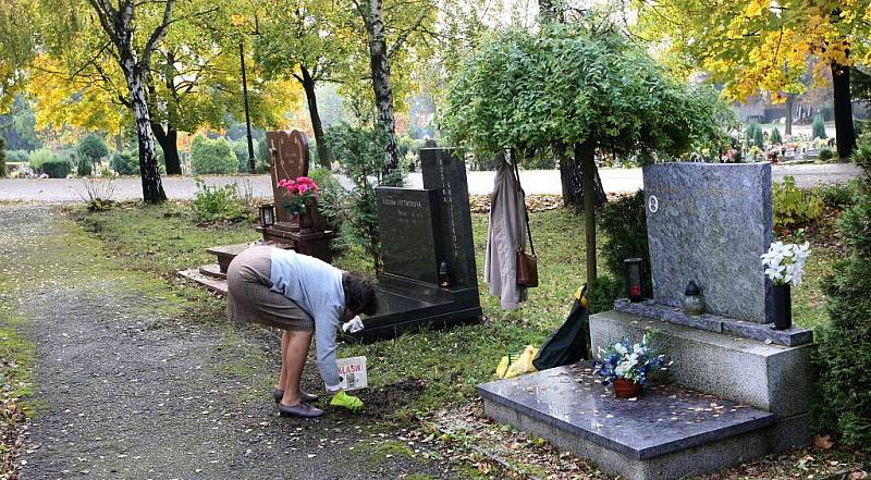 Budou Dušičky, tisíce lidí v těchto dnech zapálí svíčky na hrobech svých blízkých, aby uctili jejich památku.