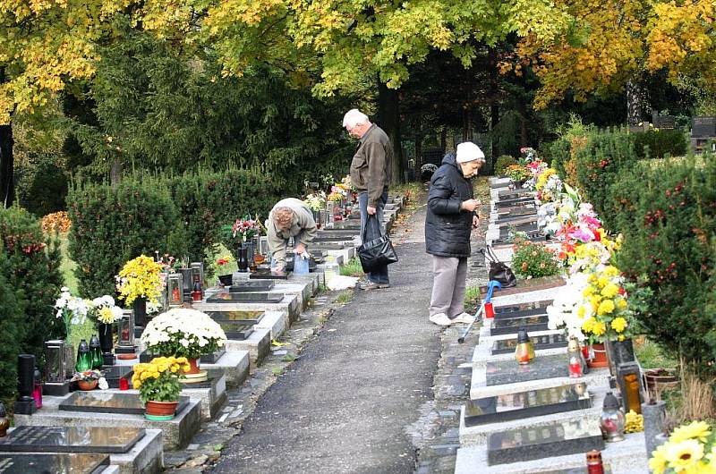 Budou Dušičky, tisíce lidí v těchto dnech zapálí svíčky na hrobech svých blízkých, aby uctili jejich památku.