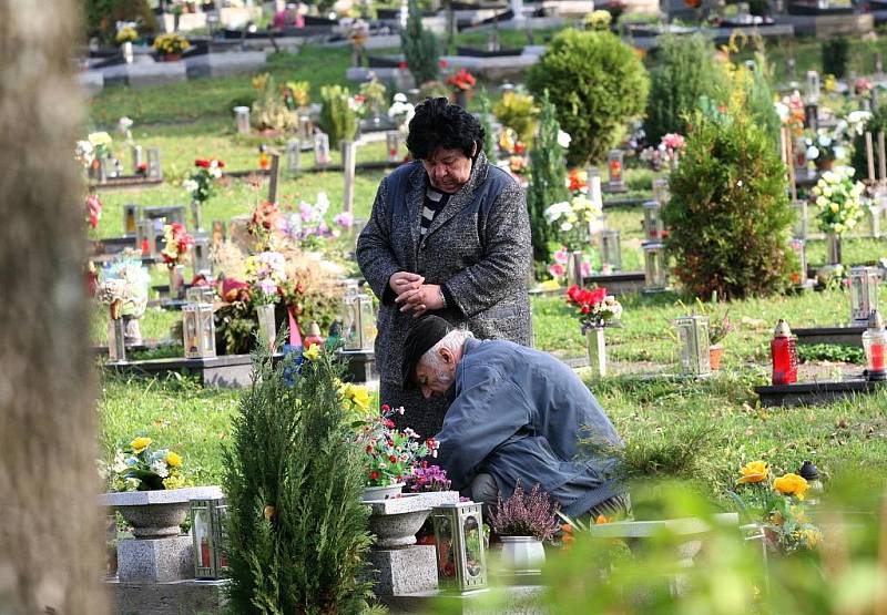 Budou Dušičky, tisíce lidí v těchto dnech zapálí svíčky na hrobech svých blízkých, aby uctili jejich památku.