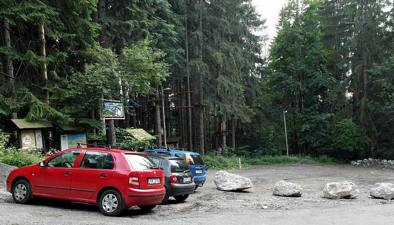 Opatření lesáků proti parkování u transformátoru nad Ostravicí a v jeho okolí.