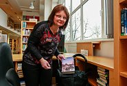 Martina Bartůňková z Knihovny města Ostravy připravuje knihy pro čtenáře v rámci donáškové služby. 