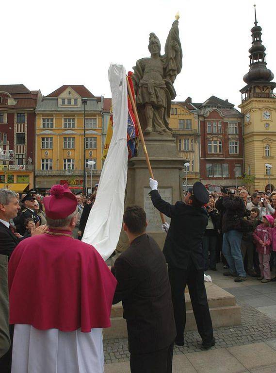 Na Masarykově náměstí v centru Ostravy byla slavnostně odhalena socha sv. Floriána