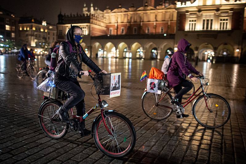 V polském Krakově pokračují protesty proti rozhodnutí ústavního soudu, které v Polsku zavádí téměř úplný zákaz potratů.