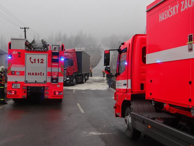 Vážná dopravní nehoda v pátek 8. března zablokovala komunikaci I/11 mezi Ostravou-Porubou a obcí Velká Polom. 