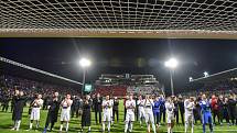 Finále fotbalového poháru MOL Cupu: FC Baník Ostrava - SK Slavia Praha, 22. května 2019 v Olomouci. Na snímku tým Baníku děkuje fanouškům.