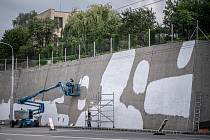 Na opěrné zdi nad stadionem Bazaly v Ostravě začalo vznikat velkoplošné umělecké dílo, 2. srpna 2022.