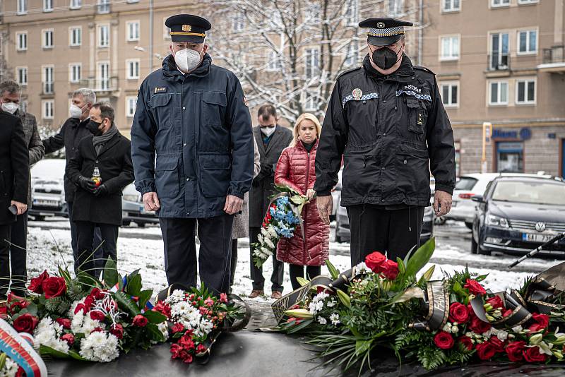 Pietní akt k uctění památky obětí vražedného útoku ve FNO (ze dne 10. prosince 2019), 10. prosince 2021 v Ostravě. (zleva) zástupce KŘ HZS Radim Kuchař, zástupce ředitele MPO Richard Váňa.